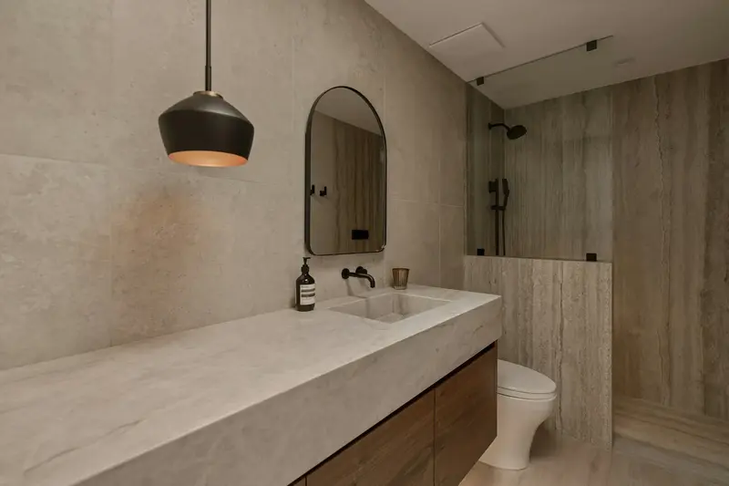 A finished bathroom in warm travertine-look tile